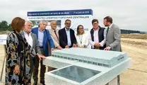 Autoridades junto al director general de Grupo Cuevas (der.) junto a una maqueta de las futuras instalaciones.