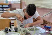Uno de los candidatos, pasando las pruebas de certificaci&oacute;n para trabajar en el sector de ascensores.