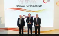 El director general de la C&aacute;mara de A Coru&ntilde;a, Manuel Galdo, entre el presidente de la C&aacute;mara de Espa&ntilde;a, Jos&eacute; Luis Bonet, y el ministro de Industria, Jordi Hereu.