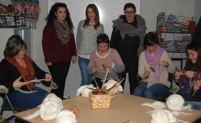 Sol V&aacute;zquez visita curso de artesan&iacute;a