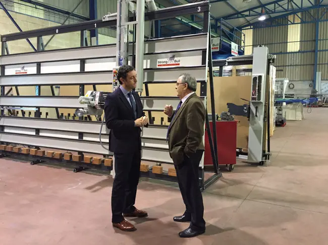 Javier Aguilera visita la f&aacute;brica de Strong Bull en Trazo.