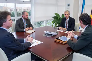 El conselleiro de Econom&iacute;a, Francisco Conde, en su reuni&oacute;n con el presidente de Aclunaga, Marcos Freire./X.C.