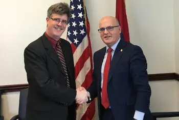 Seward L. Jones, y Manuel Baltar, en su reuni&oacute;n en Washington DC.