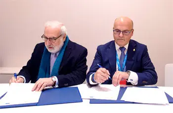 Fernando Bay&oacute;n y Manuel Baltar en la firma del convenio.