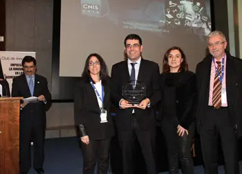 Manuel Varela, director de la GAIN, recibe el premio por el polo tecnol&oacute;gico de Rozas.