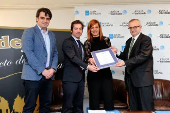 El gerente de Galicia Calidade y el delegado de la Xunta en A Coru&ntilde;a entregaron el sello de Galicia Calidade a la empresa Sadepor./M.F.