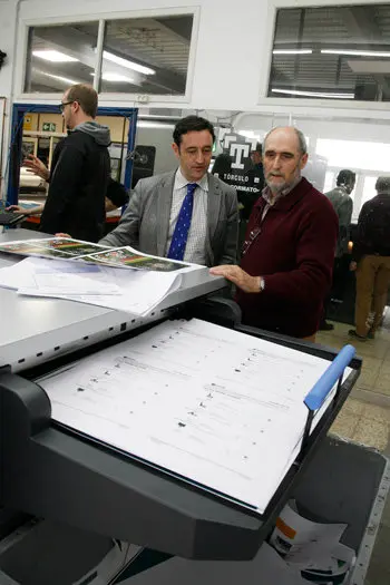 Javier Aguilera visit&oacute; las instalaciones de T&oacute;rculo en el pol&iacute;gono del Tambre.