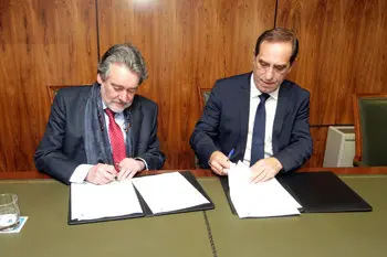 Jos&eacute; Antonio Redondo y Valeriano Mart&iacute;nez, durante la firma del convenio./C.P.