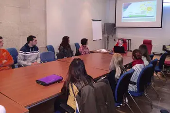 Reuni&oacute;n con un grupo de posibles participantes en la Lanzadera de Empleo.