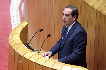 El conselleiro Valeriano Mart&iacute;nez, en el Parlamento./C.P.