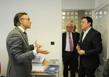El presidente de la Diputaci&oacute;n de A Coru&ntilde;a en su visita al vivero de la C&aacute;mara de Comercio de Santiago.