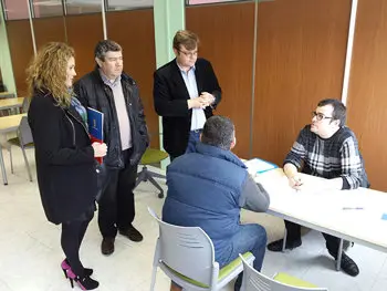 El diputado &Aacute;lvaro Santos y el alcalde de Burela, en el encuentro con desempleados de A Mari&ntilde;a.
