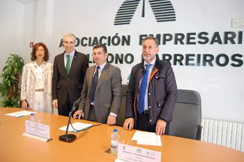 El conselleiro de Econom&iacute;a en su encuentro con los empresarios del Pol&iacute;gono Barreiros. /M.R.