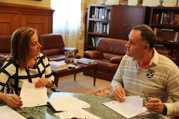 La presidenta de la Diputaci&oacute;n de Pontevedra firma la cesi&oacute;n de una oficina en el vivero de Lal&iacute;n.