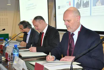 El rector de la Universidad de Vigo (centro) con sus hom&oacute;logos de las universidades de Porto y Tr&aacute;s-os-Montes.