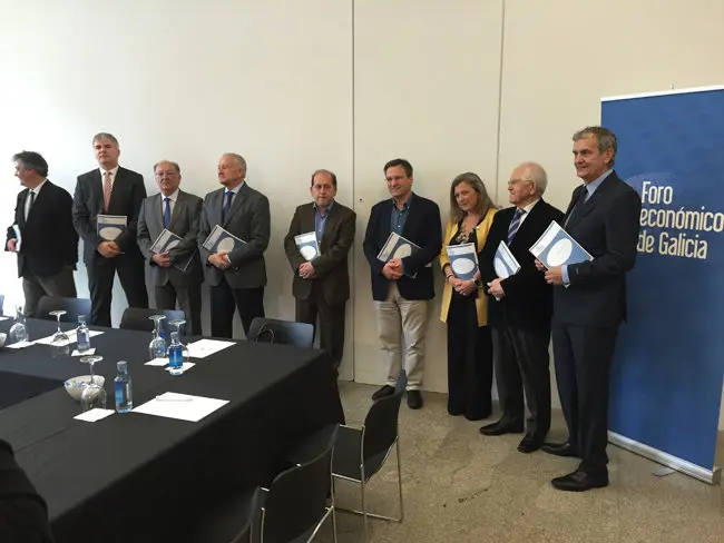 Miembros del Foro Econ&oacute;mico y pol&iacute;ticos en la presentaci&oacute;n del Anuario 2016.