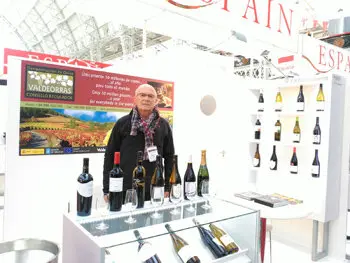 Francisco Garc&iacute;a en el stan de la D.O. Valdeorras en la London Wine Fair.