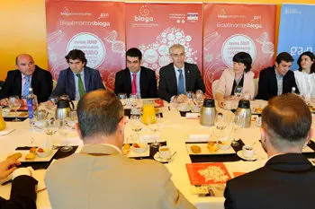 El conselleiro de Econom&iacute;a junto al director de la Gain participaron en el almuerzo de Bioga./M.F.