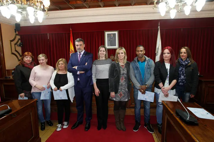 Entrega de diplomas a los participantes en el obradoiro de empleo de Lugo.


UTF
8
Q
DIRECTOR
XERAL
ORIENTACION
PROMOCION
LABORAL
JOS
C

SEN1350.JPG