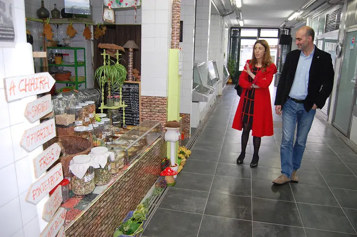 La directora xeral de Comercio y el alcalde de Celanova en la Plaza de Abastos./M.R.