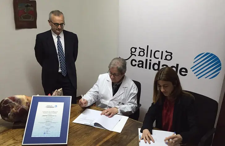 Entrega del certificado de Galicia Calidade a la empresa Jamones Gonz&aacute;lez.