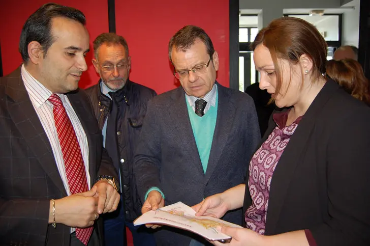 &Aacute;ngel Bernardo Tahoces en su visita al pol&iacute;gono industrial de San Cibrao das Vi&ntilde;as./M.R.