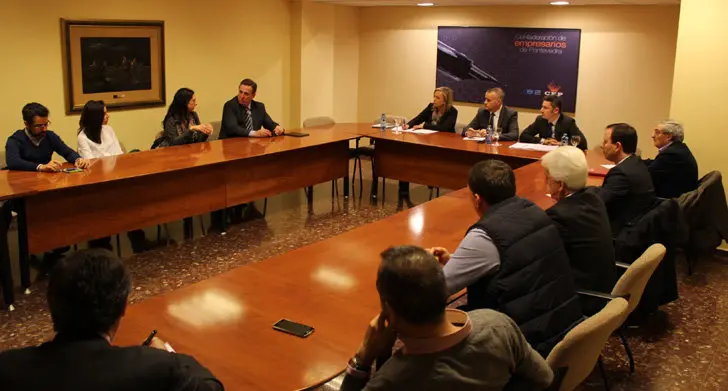 Reuni&oacute;n de la directiva de la CEP con miembros del grupo popular en el Concello de Vigo.