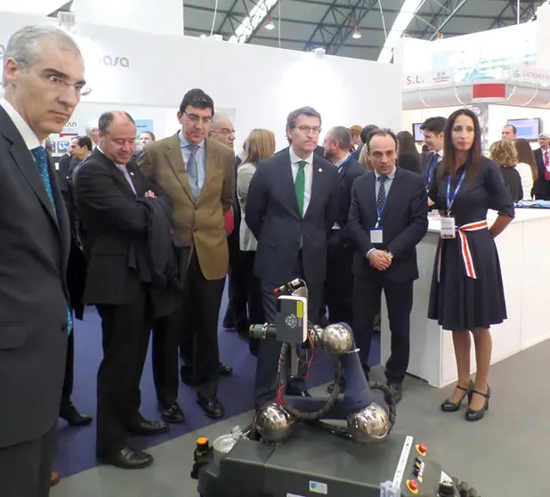 Autoridades en el stand de AIMEN y Aclunaga en Navalia.