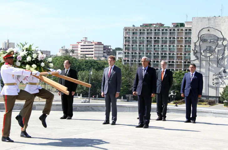 El presidente de la Xunta asisti&oacute; en Cuba a la ofrenda floral frente a la imagen de Jos&eacute; Mart&iacute;.