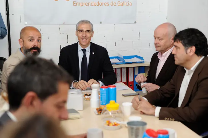 El conselleiro de Econom&iacute;a en su reuni&oacute;n con miembros de Ascega en A Coru&ntilde;a./M.F.
