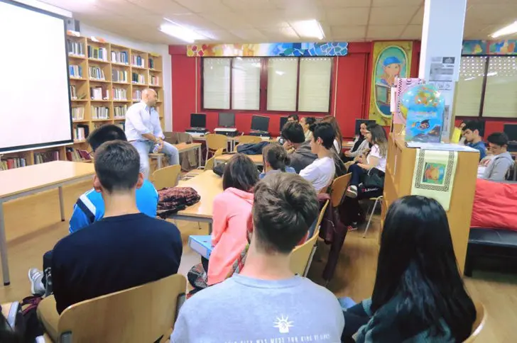 Socios de AJE en su charla en el instituto As Barxas de Moa&ntilde;a.