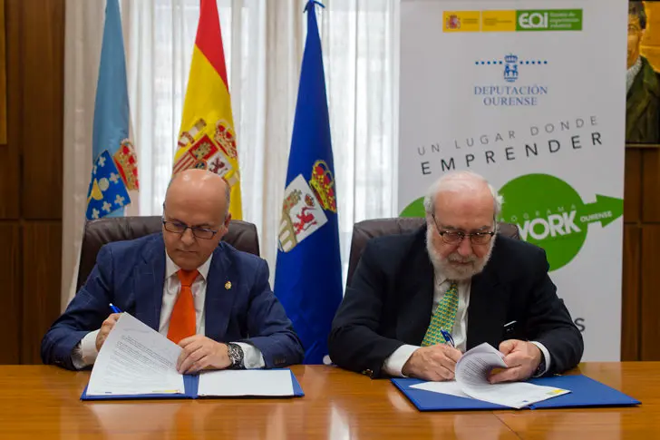El presidente de la Diputaci&oacute;n de Ourense y el director de la Fundaci&oacute;n Escuela de Organizaci&oacute;n Industrial firmando el acuerdo./A.P.
