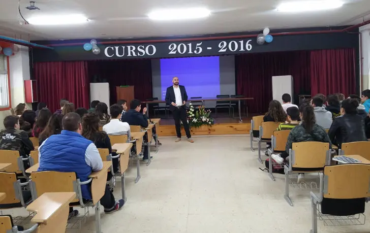 Miembros de AJE Galicia visitaron el instituto &Aacute;nxel Fole de Lugo.