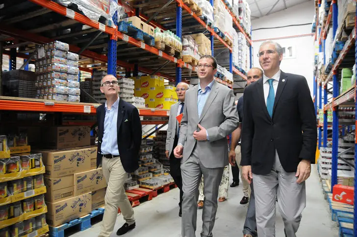 El conselleiro de Econom&iacute;a junto al alcalde de Ourense y al director del Grupo Cuevan, en sus instalaciones del pol&iacute;gono de O Vinte&uacute;n./R.T.