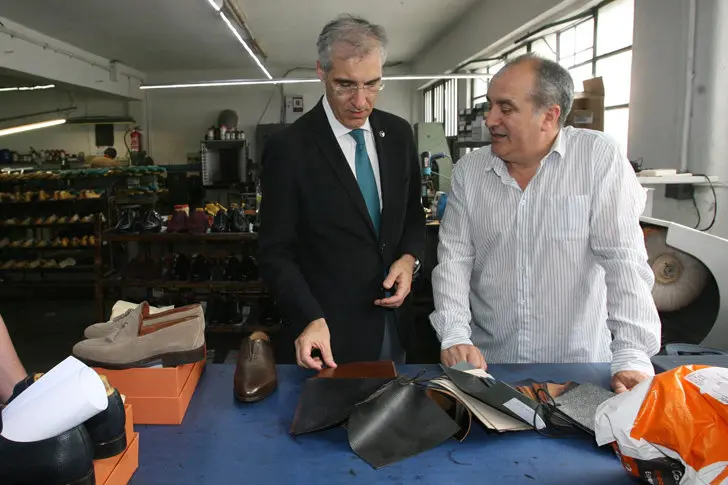 Conde en la f&aacute;brica de Calzados Losal en Monforte.
