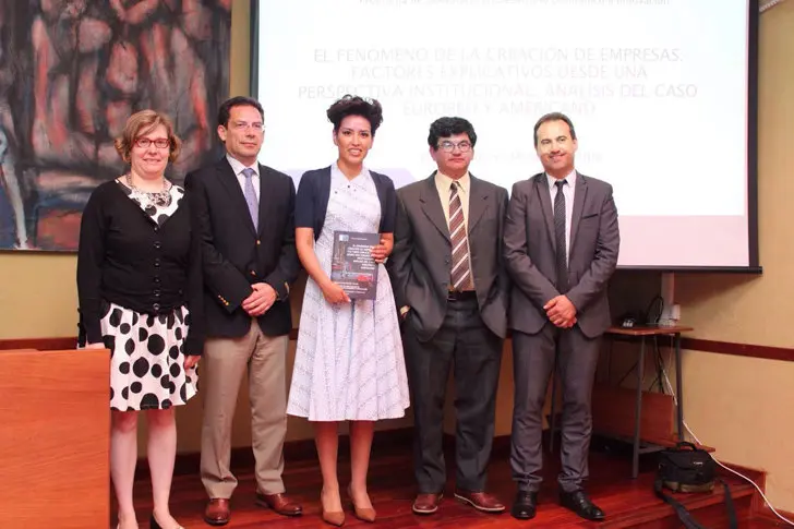Diana Morales con su director de tesis y el tribunal que la valor&oacute;.