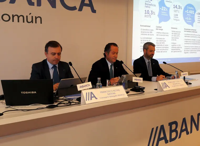 Francisco Botas, Juan Carlos Escotet Rodriguez, y Alberto de Francisco, en la presentaci&oacute;n de resultados de Abanca.