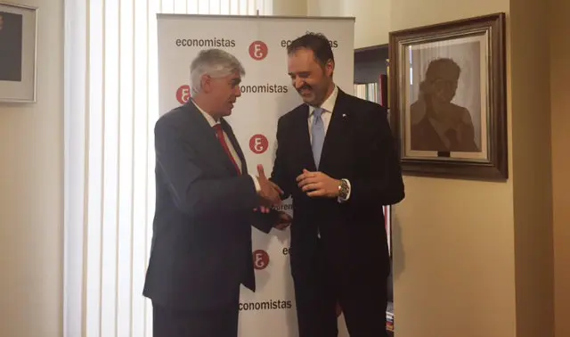 Guillermo D&iacute;ez y Rub&eacute;n Saavedra tras la firma del convenio.