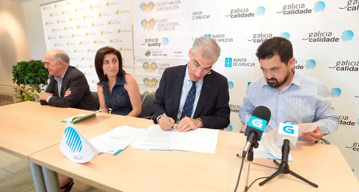 El conselleiro de Econom&iacute;a firmando el convenio con Asvinor.