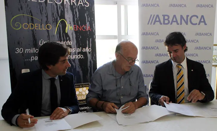 Firma del convenio entre Abanca y el CRDO de Valdeorras.