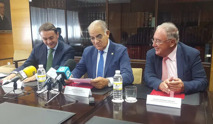 Firma del convenio entre la C&aacute;mara de Comercio y el IMF Business School.
