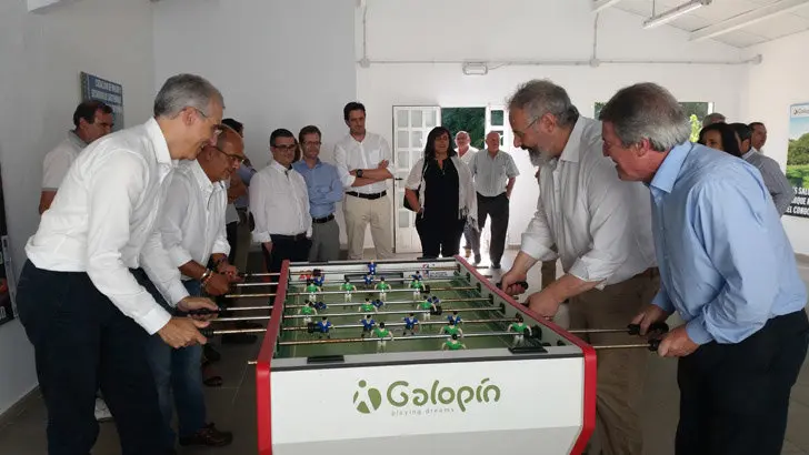 El conselleiro de Econom&iacute;a jugando al futbolin con empresarios del Cluster de la Madera.