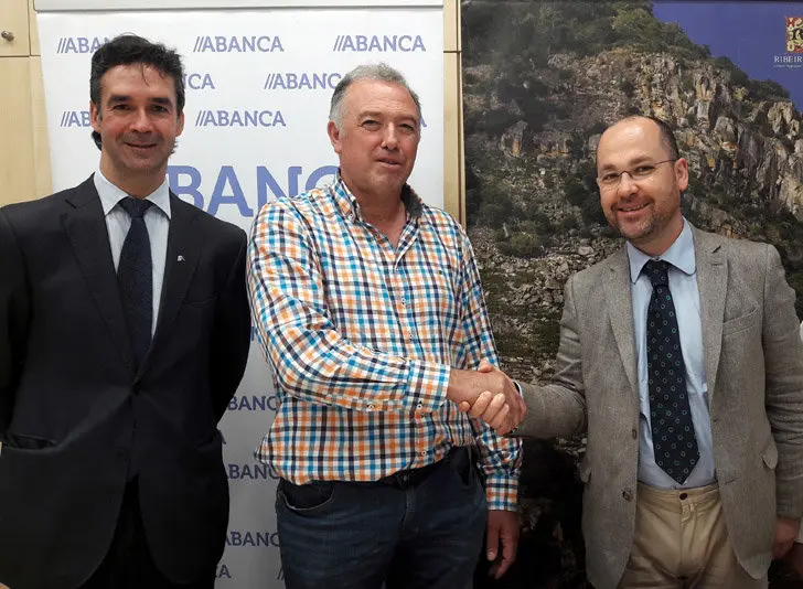 El director de ABANCA Agro, Jes&uacute;s Combarro Pereira; el director de zona de ABANCA en Lugo Sur, Alberto L&oacute;pez S&aacute;nchez; y el presidente del CRDO Ribeira Sacra, Jos&eacute; Manuel Rodr&iacute;guez Gonz&aacute;lez.