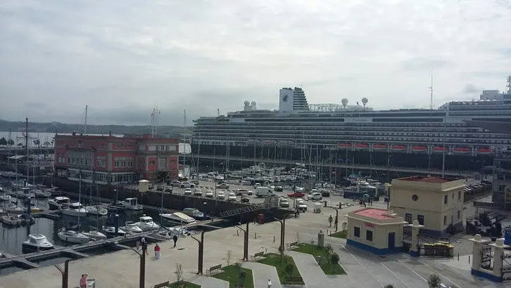 El crucero "Koningsdam", en el Muelle de Trasatl&aacute;nticos de A Coru&ntilde;a, este jueves.