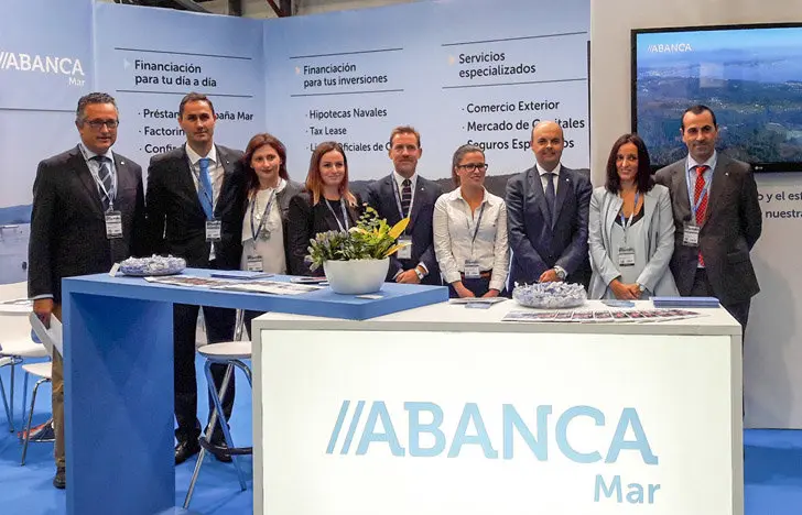 Profesionales de Abanca en el stand de Conxemar.
