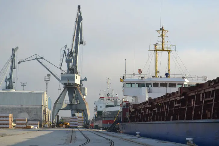 Descarga de mercanc&iacute;as en el puerto comercial de Vilagarc&iacute;a de Arousa.