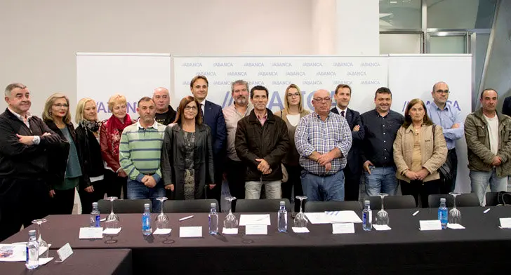El director territorial de ABANCA en A Coru&ntilde;a (octavo por la izquierda), Gerardo Fuertes, junto a responsables de las cofrad&iacute;as.