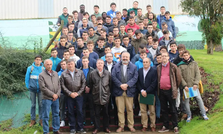 Representantes de empresas del sector de la madera con alumnos del Centro de Promoci&oacute;n Rural-EFA Fonteboa.
