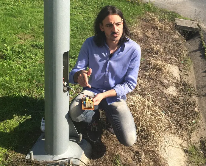 Marcos Balboa ense&ntilde;a el dispositivo de Acute Cable instalado en una farola.