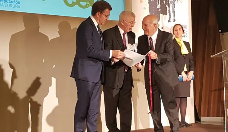 El presidente de la Xunta y el presidente de la CEC entregan el galard&oacute;n al presidente de Feiraco.